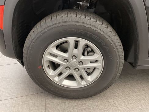 New 2025 Jeep Grand Cherokee Laredo image 8