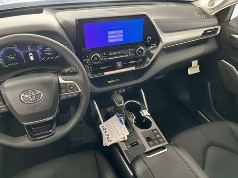 New 2026 Toyota Highlander Platinum image 13