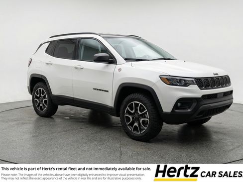 Used 2025 Jeep Compass Trailhawk image 1