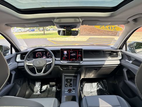 Used 2025 Volkswagen Tiguan SE AWD/4WD image 28