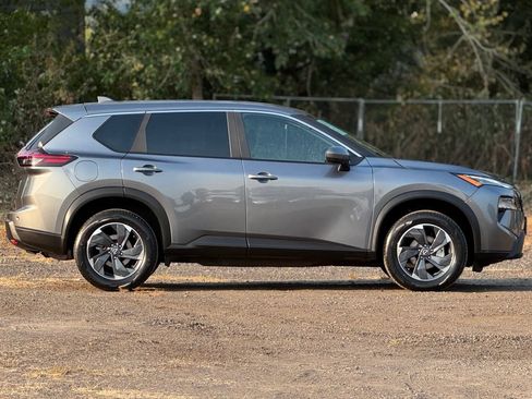 Used 2025 Nissan Rogue SV FWD image 8