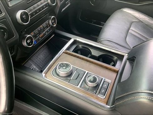 Used 2018 Ford Expedition Platinum image 17