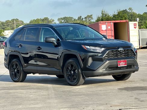 Certified 2025 Toyota RAV4 LE AWD/4WD image 8