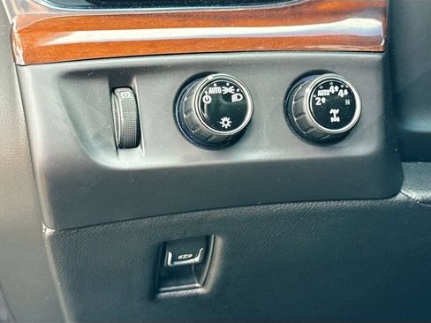 Used 2018 Cadillac Escalade Premium Luxury AWD/4WD image 11