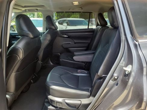 Used 2020 Toyota Highlander XLE image 10