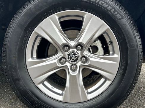 Used 2022 Toyota RAV4 XLE AWD/4WD image 28