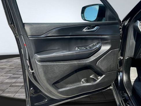 Used 2025 Jeep Grand Cherokee Altitude image 21