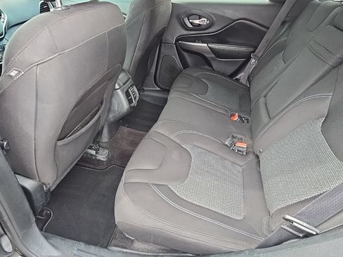 Used 2019 Jeep Cherokee Latitude w/ Popular Appearance Group AWD/4WD image 29