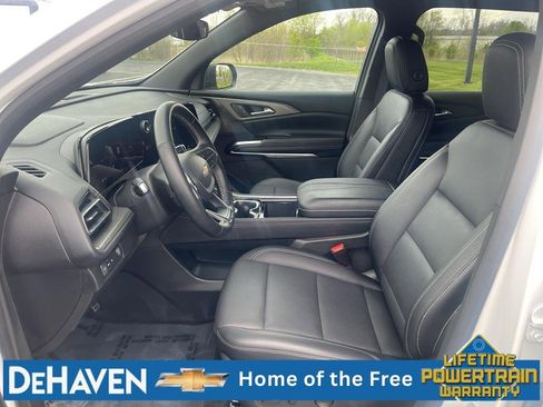 Used 2025 Chevrolet Traverse LT FWD image 19