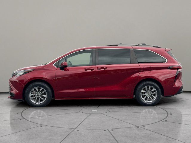 Certified 2022 Toyota Sienna LE FWD image 3