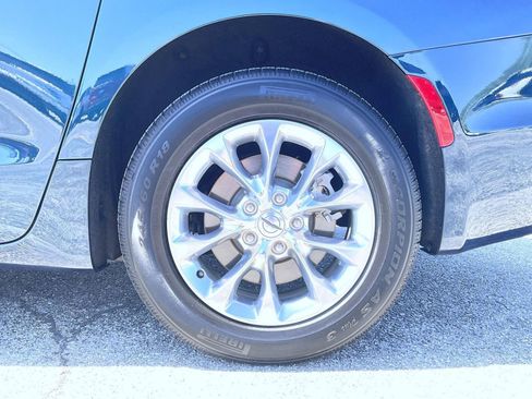 Used 2023 Chrysler Pacifica Touring-L AWD/4WD image 23