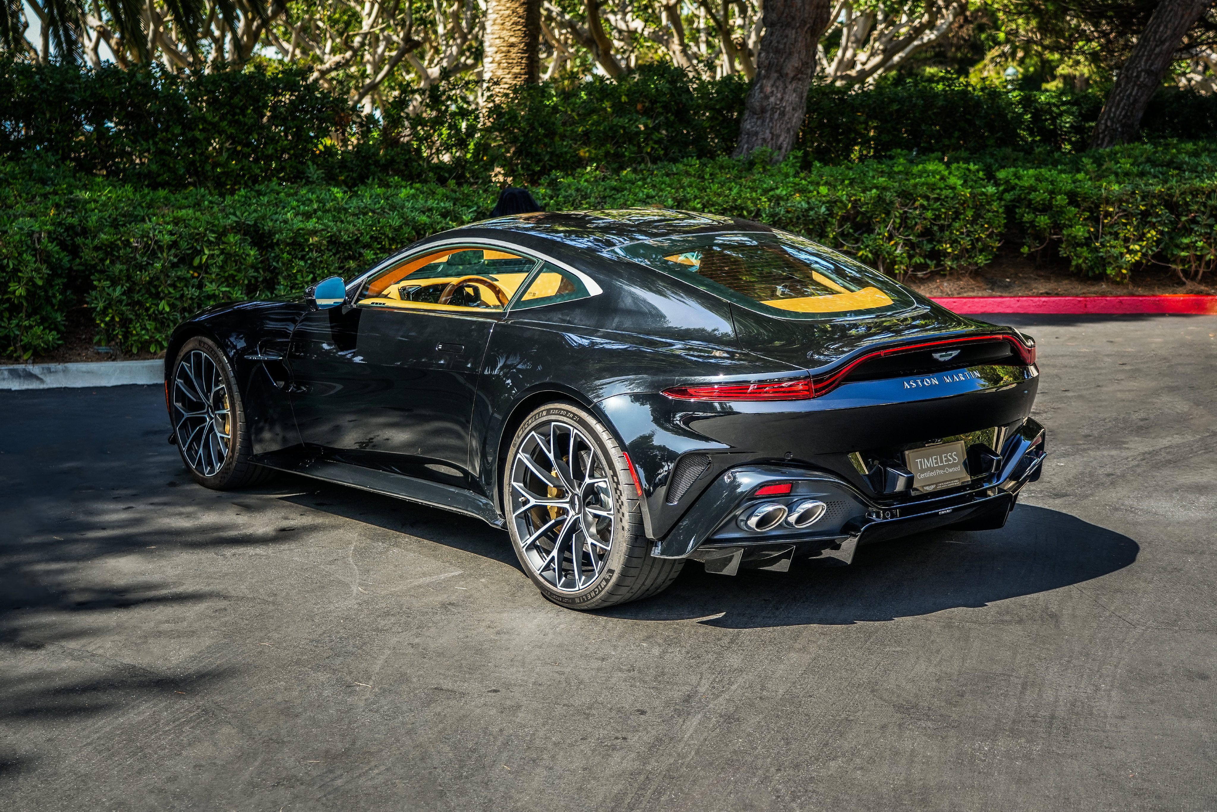 Used 2025 Aston Martin V8 Vantage Coupe RWD image 7