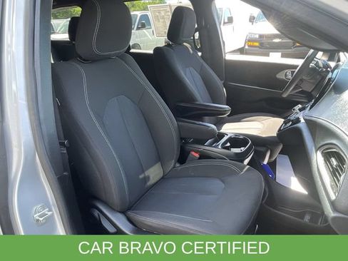 Used 2023 Chrysler Pacifica Touring FWD image 28