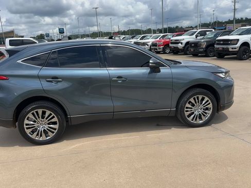 Used 2024 Toyota Venza XLE AWD/4WD image 2