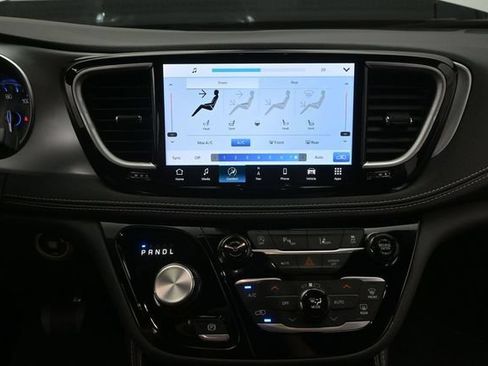 Used 2026 Chrysler Pacifica Limited FWD image 8