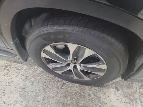 Used 2022 Toyota Highlander XLE image 2