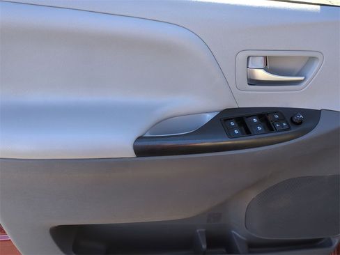 Used 2019 Toyota Sienna LE image 32