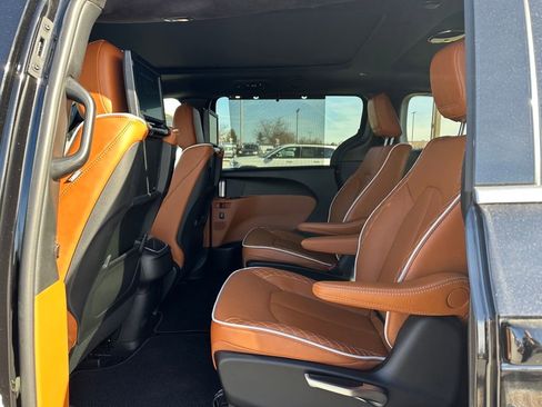 New 2026 Chrysler Pacifica Pinnacle image 21