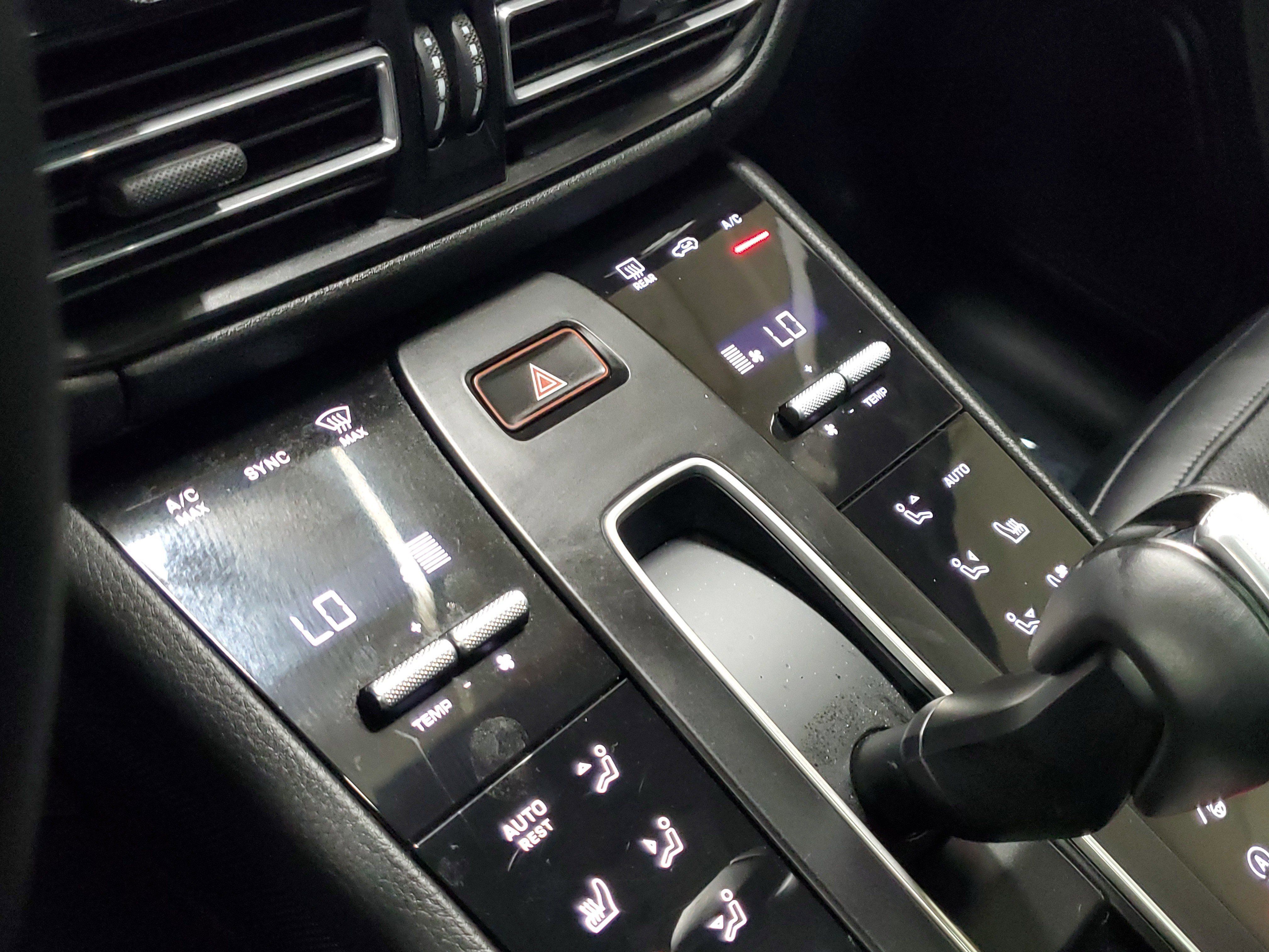 Used 2025 Porsche Macan AWD/4WD image 35