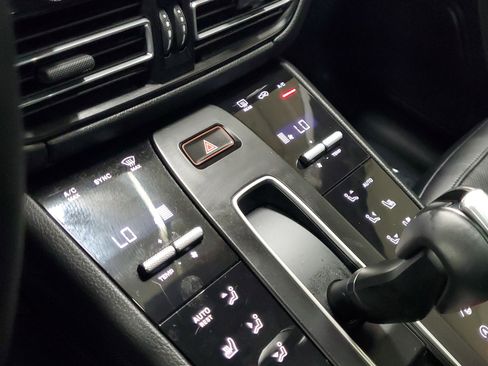 Used 2025 Porsche Macan AWD/4WD image 35