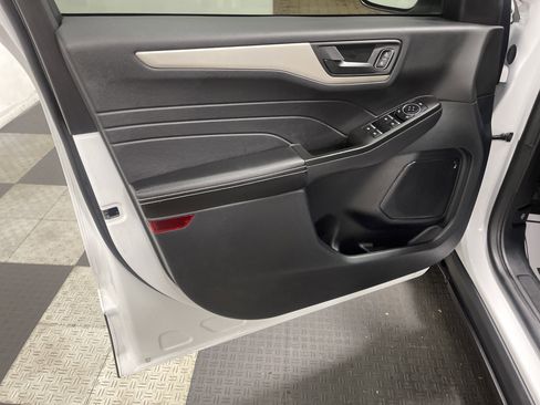 Used 2022 Ford Escape SE w/ SE Sport Appearance Package image 10