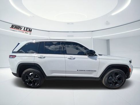 New 2025 Jeep Grand Cherokee Altitude image 2