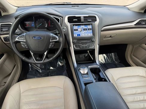 Used 2017 Ford Fusion SE w/ Fusion SE Technology Package image 18