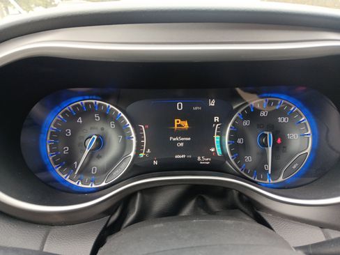 Used 2023 Chrysler Pacifica Touring-L image 13