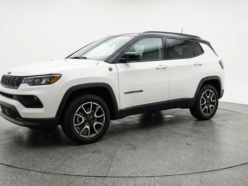 Used 2025 Jeep Compass Trailhawk AWD/4WD image 3