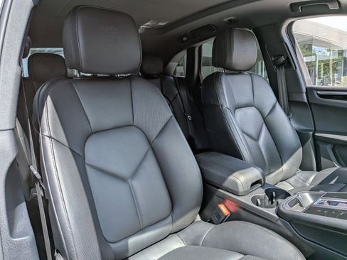 Certified 2025 Porsche Macan AWD/4WD image 26