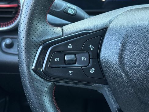 Used 2025 Chevrolet Trax RS FWD image 34