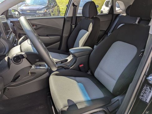 Used 2023 Hyundai Kona SE image 8