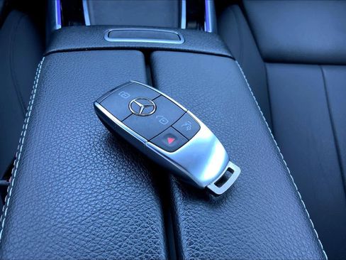 Used 2025 Mercedes-Benz GLB 250 4MATIC image 14