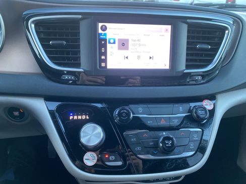 Used 2023 Chrysler Voyager LX image 15