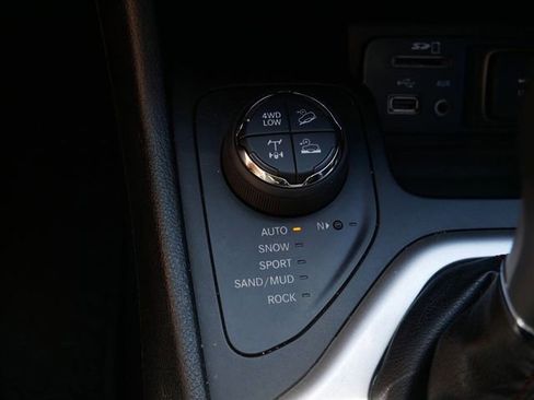 Used 2017 Jeep Cherokee Trailhawk w/ Comfort/Convenience Group AWD/4WD image 26