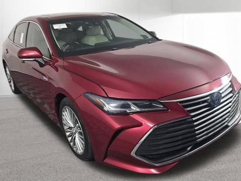 Used 2019 Toyota Avalon Limited FWD image 2