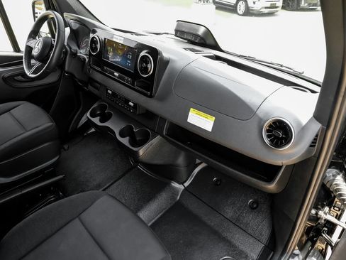 Used 2025 Mercedes-Benz Sprinter 2500 image 9