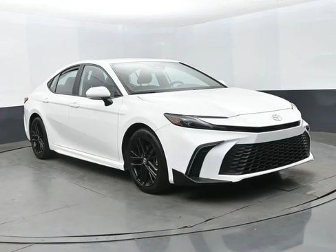 Used 2025 Toyota Camry SE FWD image 2