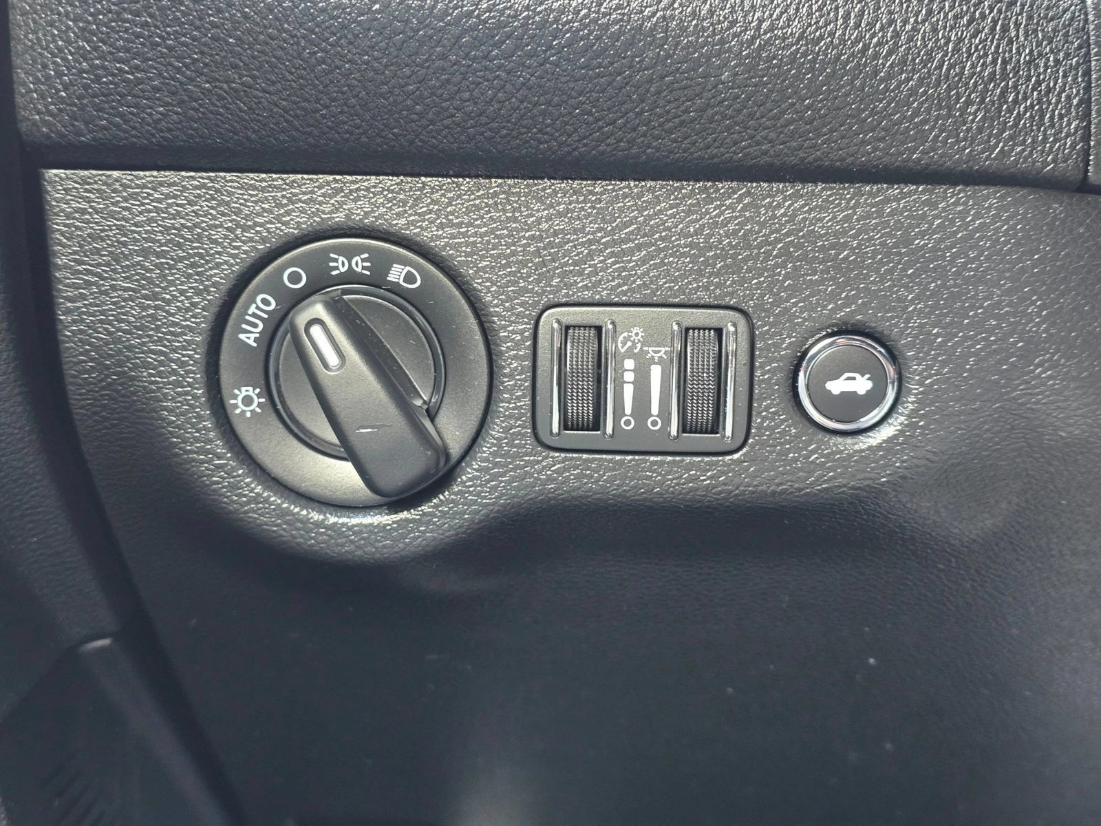 Used 2020 Dodge Challenger SXT RWD image 28