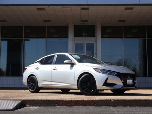 Used 2022 Nissan Sentra SV image 2