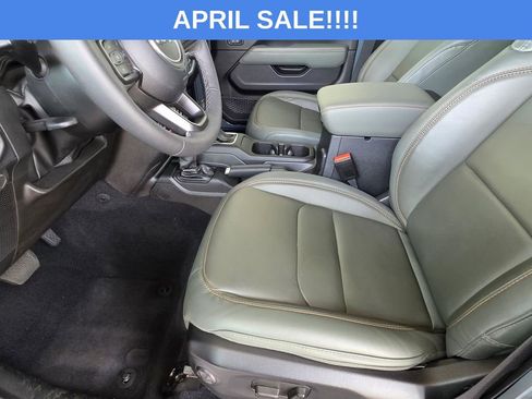 Used 2025 Jeep Gladiator Mojave w/ Convenience Group image 8