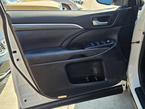 Used 2018 Toyota Highlander SE FWD image 31