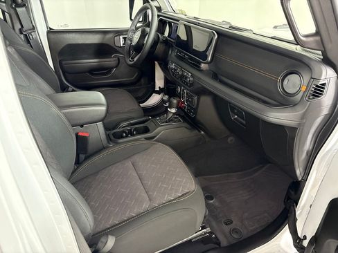 Used 2025 Jeep Gladiator Mojave w/ Safety Group AWD/4WD image 20