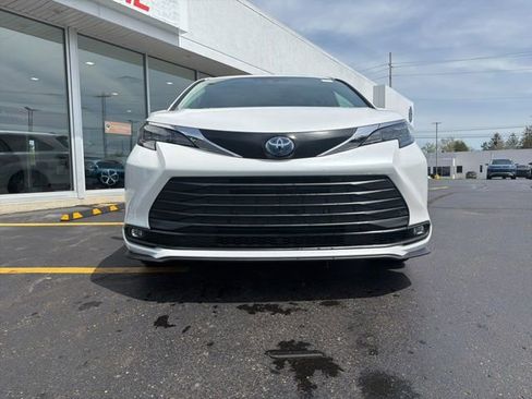 Used 2025 Toyota Sienna XLE AWD/4WD image 9