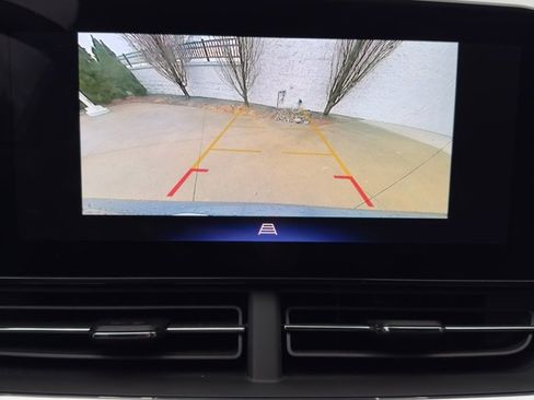 Used 2025 Chevrolet Trax LT w/ LT Convenience Package image 18