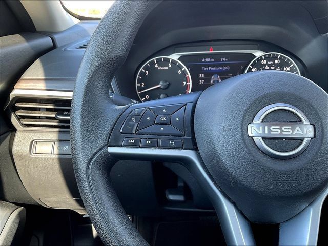 Used 2025 Nissan Altima 2.5 SV FWD image 13