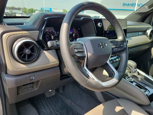 Used 2025 Chevrolet Colorado ZR2 w/ Technology Package AWD/4WD image 11