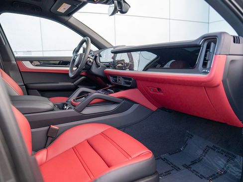 Certified 2026 Porsche Cayenne AWD/4WD image 26