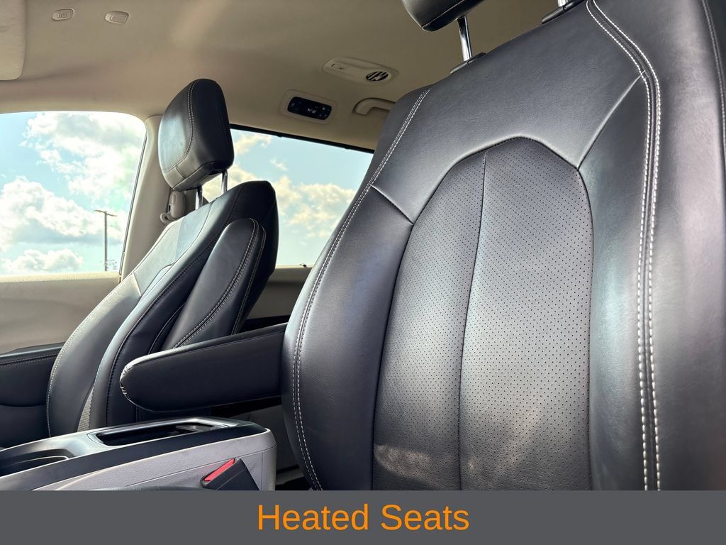 Used 2024 Chrysler Pacifica Touring-L FWD image 4