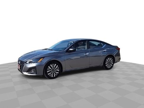 Used 2025 Nissan Altima 2.5 SV image 4